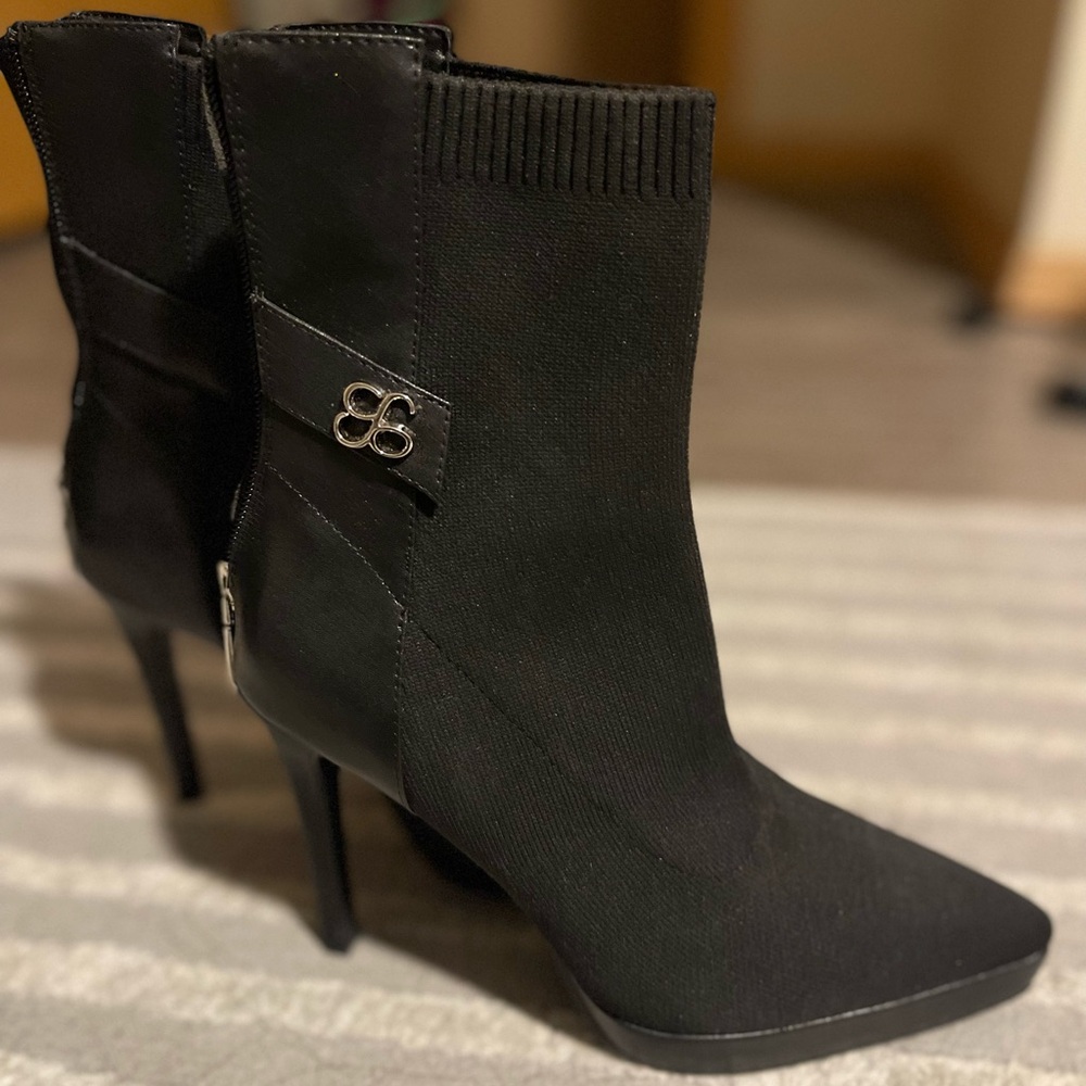 Cosy Island- Black Heeled Boots with Stiletto Design